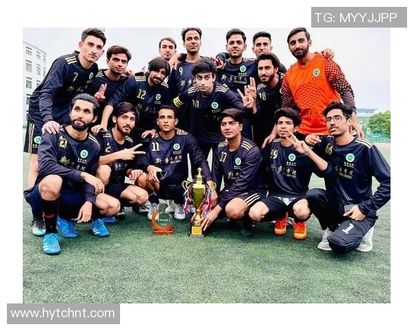 足坛巨星同志精神风采与绿茵场传奇故事的深度剖析 足坛巨星同志精神风采与绿茵场传奇故事的深度剖析