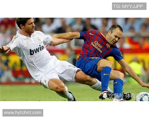 足球场上的浪漫时刻 球星们激情接吻瞬间引发热议